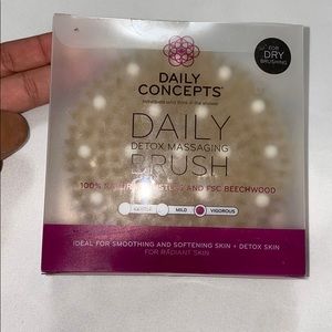 Daily concept daily detox massaging brush